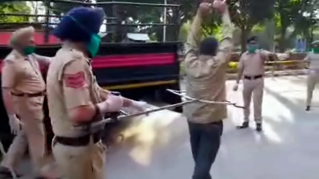 实拍：疫情当前印度警察造“奇门兵器” 既抓人又护己