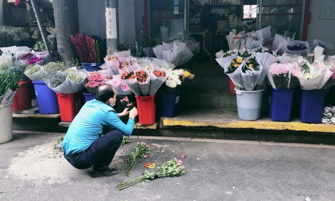 在武汉的小巷，他们扔掉了价值几百万的鲜花