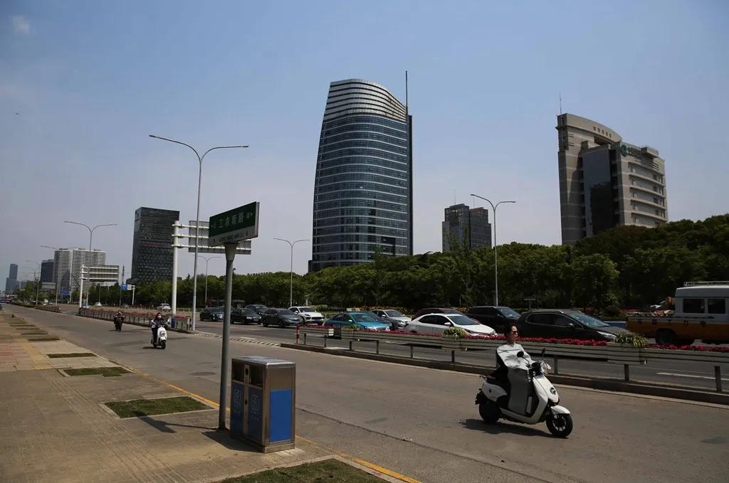 工农路北接江海大道高架,南通啬园路隧道,东接通沪大道,通京大道,为