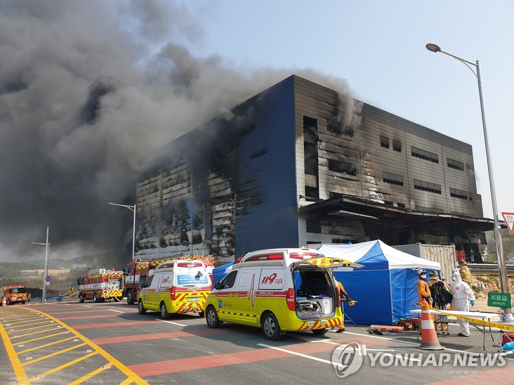 韩国首都圈一仓库工地起火 至少25人死亡