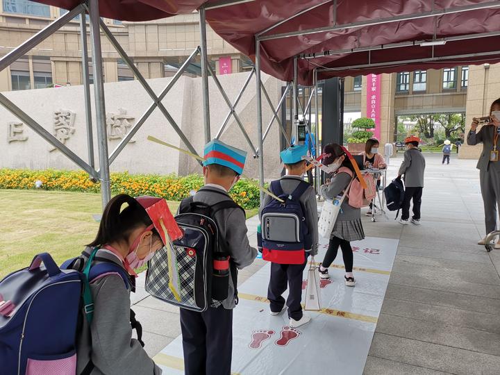 开学第一天 杭州小学生戴“一米帽”上课 