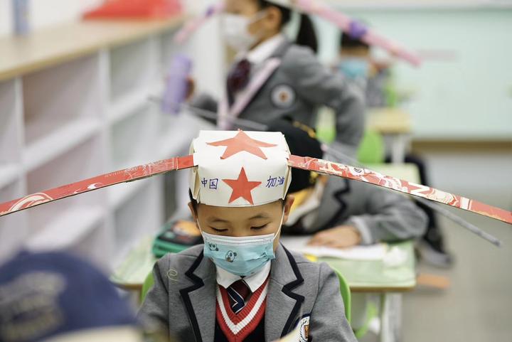 开学第一天杭州小学生戴 一米帽 上课 凤凰网