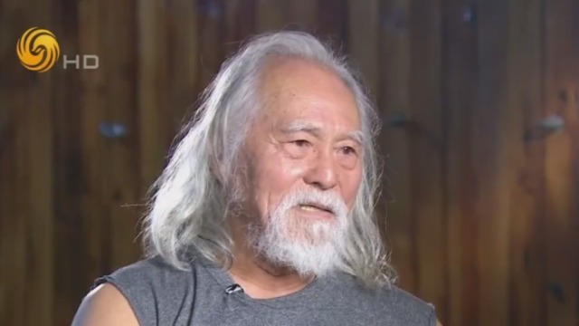 王德顺在哑剧方面造诣非凡 现场生动表演哑剧《囚》