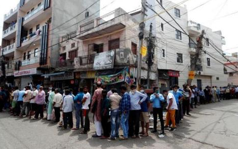 印度放宽防疫措施后，数百人排起长龙买酒