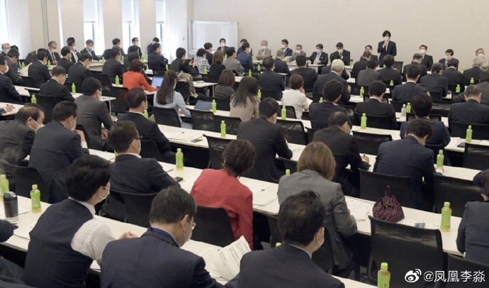 自民党国会议员开会4个多小时讨论疫情,然而疫情当下,现场却人数众多