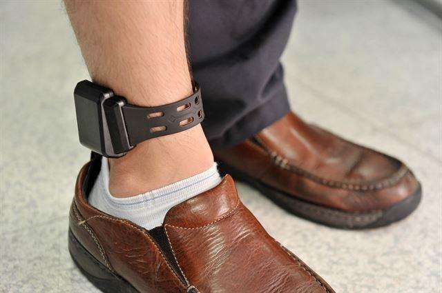 美官员考虑让新冠确诊病例佩戴电子脚镣确保居家隔离