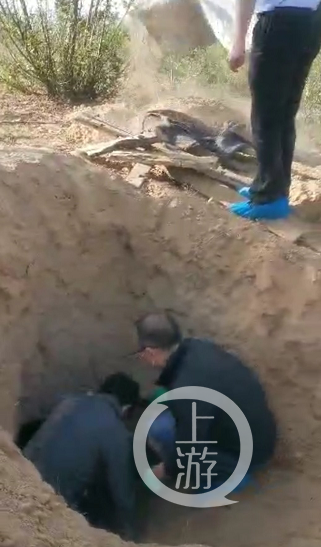 男子将79岁瘫痪母亲扔废弃墓坑活埋警方 涉嫌故意杀人已刑拘 凤凰网