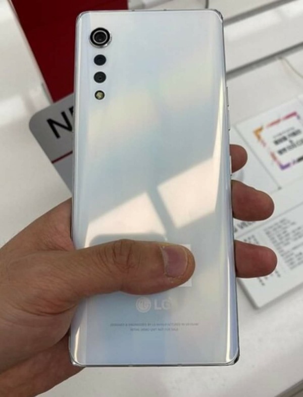 lg velvet极光白和极光灰的颜色版本,采用小刘海儿曲面屏幕 后置竖排