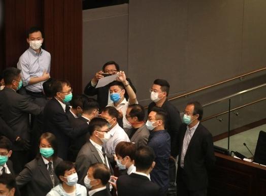 香港立法会爆混战 反对派议员冲击主席台被保安抬走