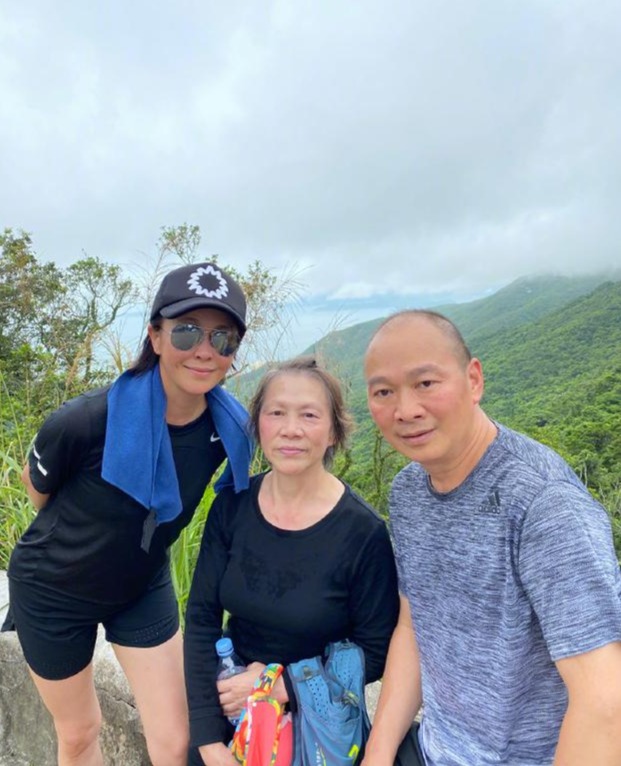55岁刘嘉玲与母亲弟弟登山气色好 暖心夸赞家人有进步