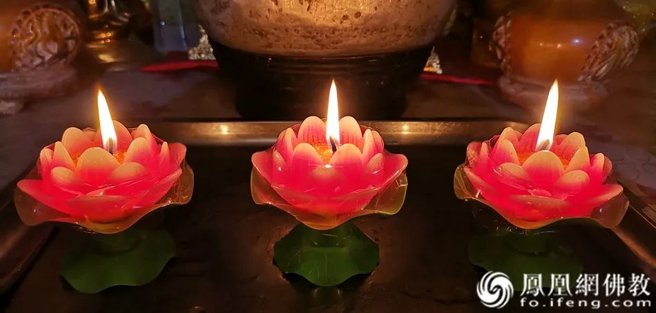 善信可带鲜花,水果,清水等贡品至寺院上香,点灯,礼佛,受戒,禅修,供斋