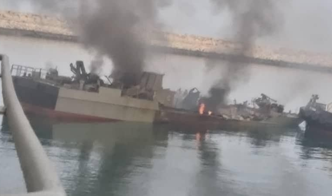 伊朗军舰被误击画面曝光：舰体起火冒烟，上层建筑全毁
