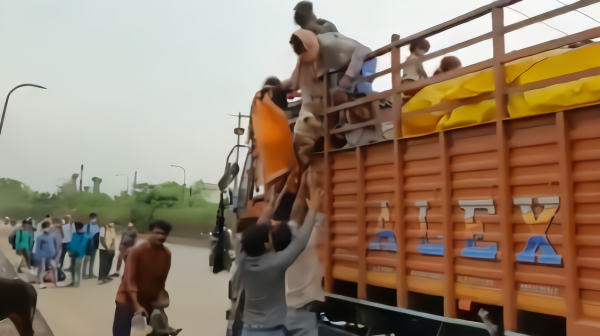 印度返乡者带婴儿乘卡车，贷250元付车费