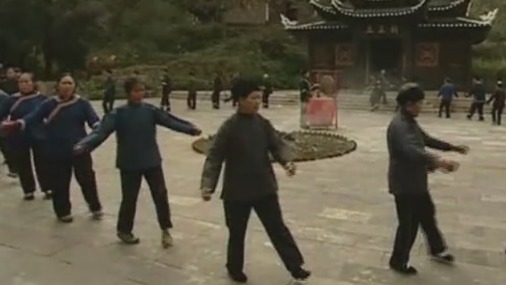土家族传统的摆手舞，其一般只在元宵节前举行