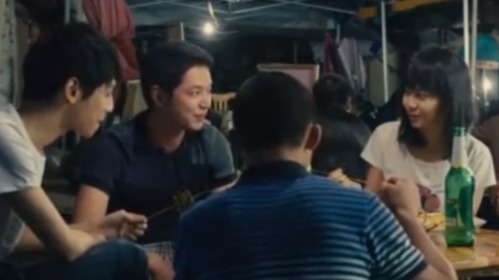 女主在夜市偶遇男神 芳芳吃的满嘴油形象全毁