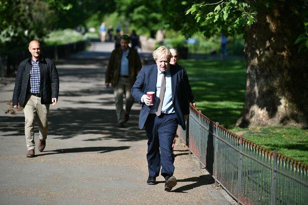 英国首相疫情期间现身伦敦某公园，没戴口罩…