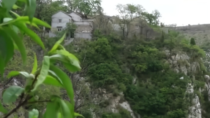 悬崖上的“网红村”：崖边开起农家乐，乡村旅游迎新机
