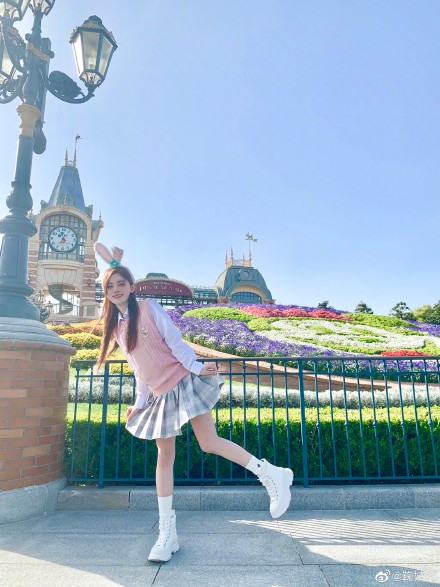 与城堡合影,露幸福微笑.上演回眸背影杀.被同行工作人员壁咚.