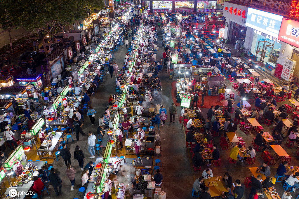 咸阳汇通十字汇通面夜市堪称陕西最大的露天面食夜市,几十个摊位都卖