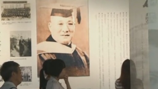 邓康延身为《先生回来》的策展人，他专门为观众做讲解