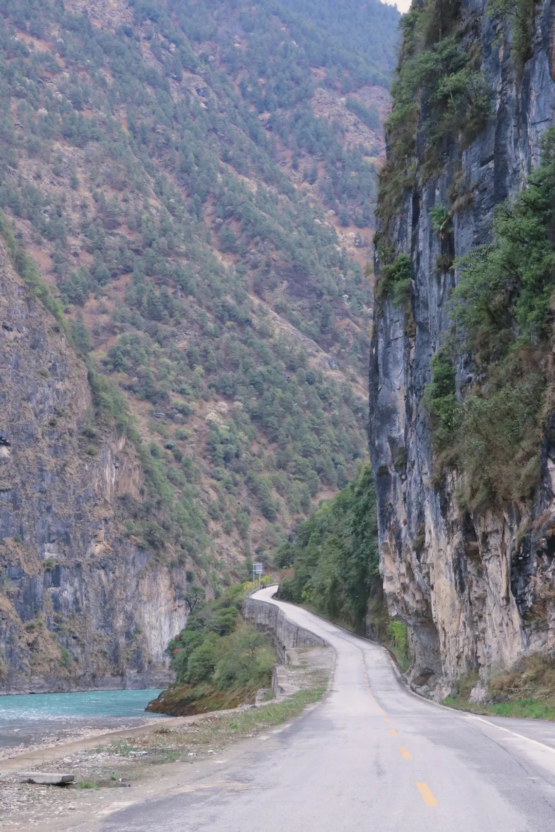 中国最美公路 | 兰英大峡谷挂壁公路，一条险峻壮美的绝壁天路_崖壁_村民_重庆