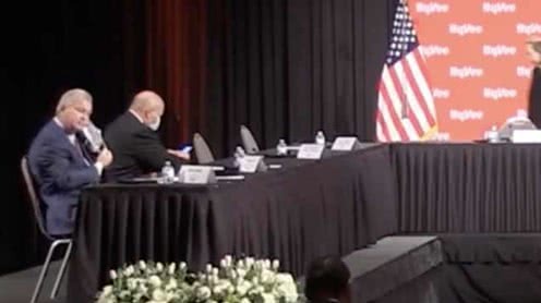 视频曝光！和彭斯出席会议之前 CEO们被要求摘掉口罩 