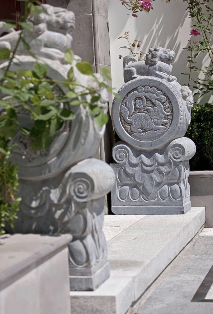 一对抱鼓石,上部如圆鼓,下部则呈规则方形,天圆地方的意蕴,既是中国