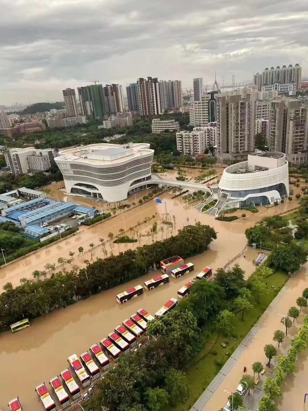 位于黄埔大沙东的广州市第三少年宫,外观设计成为一艘满载青少年儿童