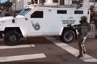 美国军警强硬执法 女子挡车被开枪击退