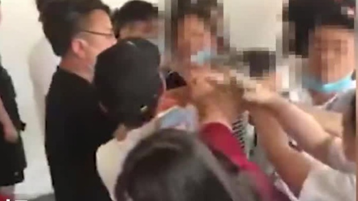 上海欢乐谷男子插队打女游客 劝架群众：怎么能打女人