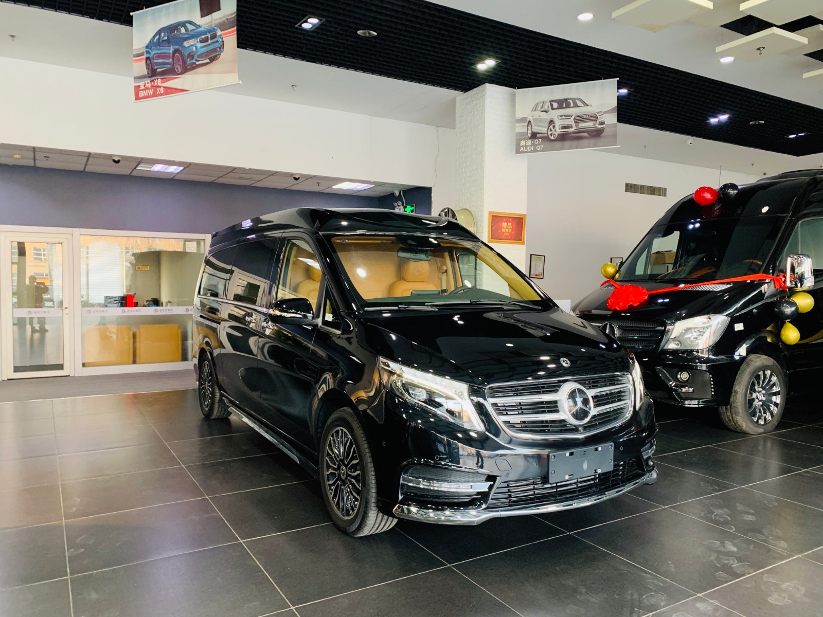 国六奔驰v260l四座商务车 短前悬设计