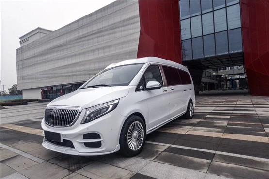 奔驰v260l白色高顶迈巴赫4座版豪华尊享