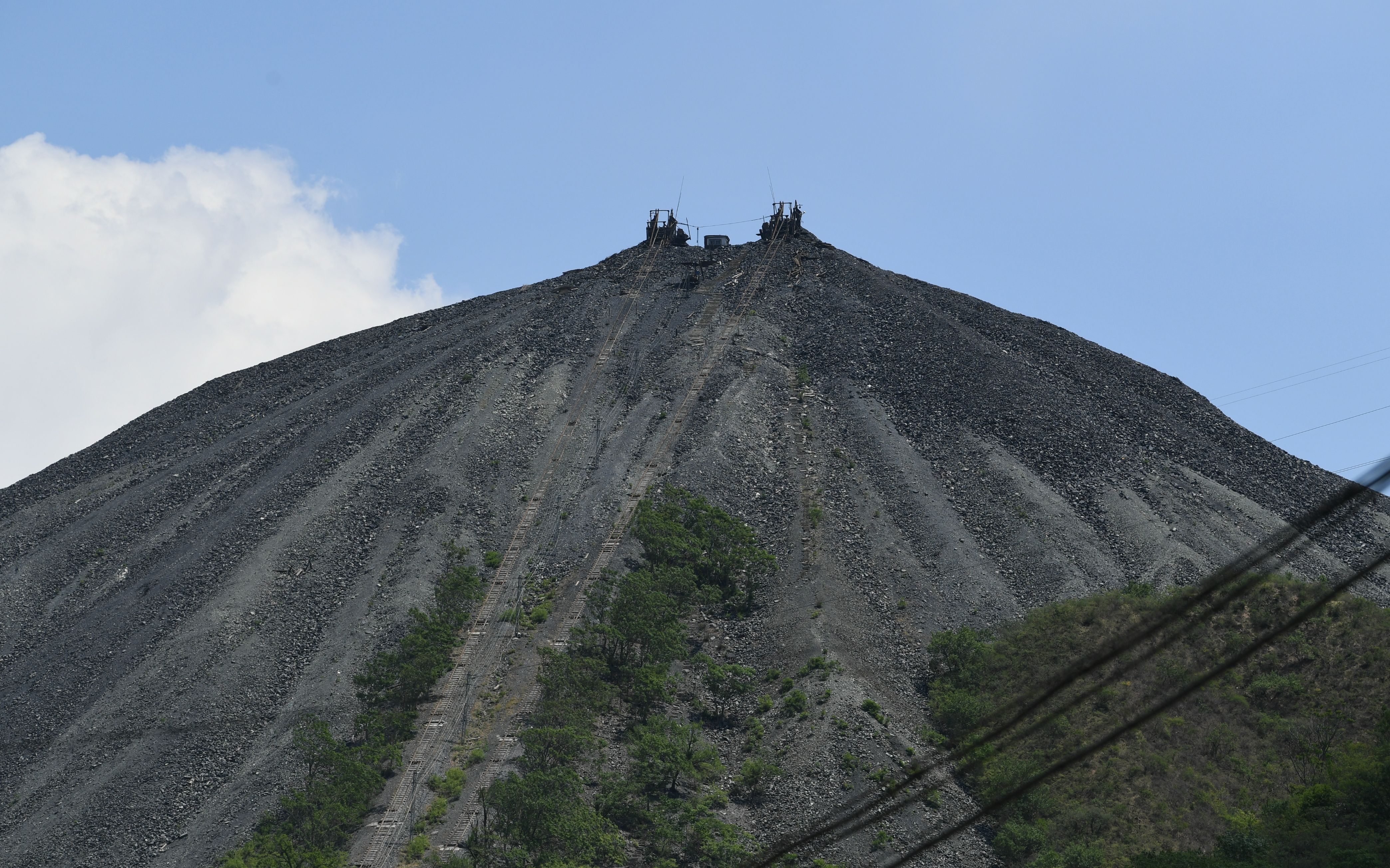 那是常年采矿遗留的矸石山,大台煤矿就在矸石山的附近.