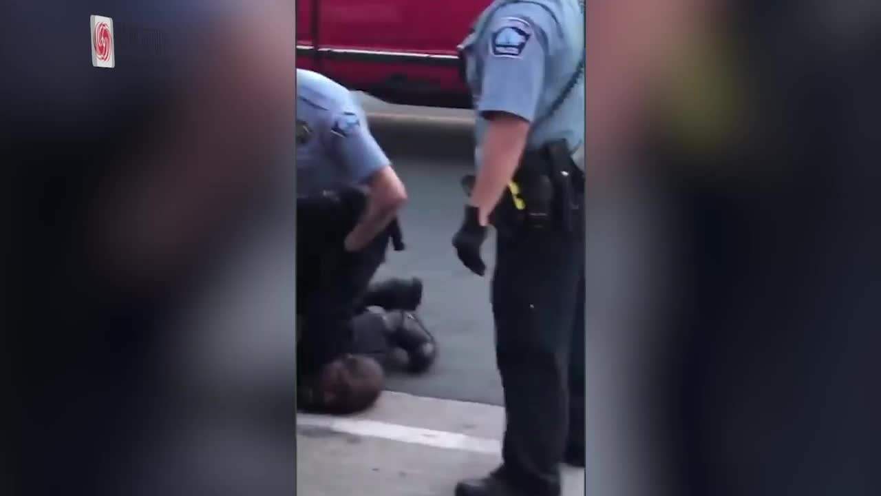 美国黑人男子被警察跪压脖子窒息身亡 当地爆发大规模抗议示威