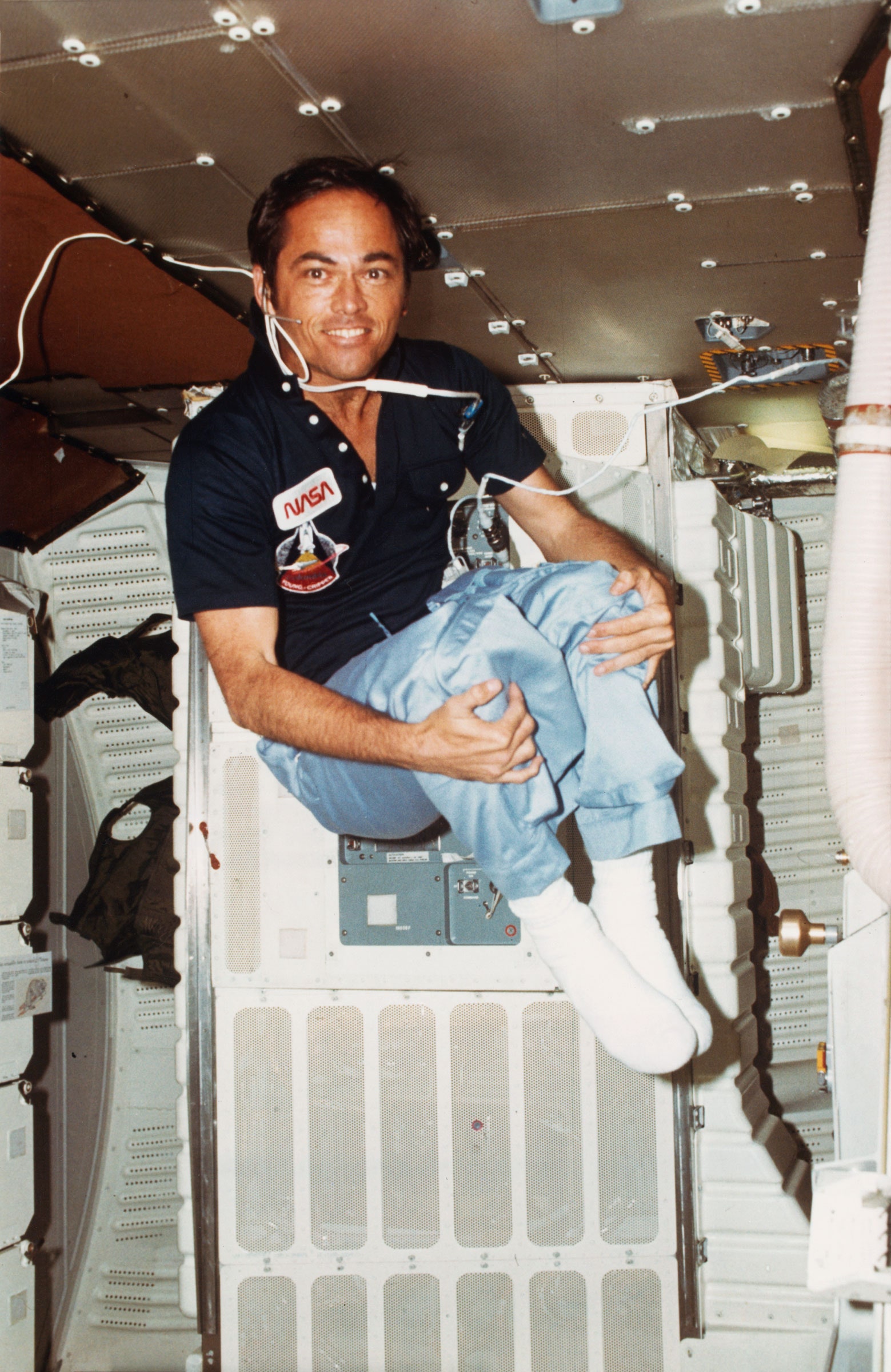 宇航员约翰61杨和罗伯特61克里彭乘坐哥伦比亚号航天飞机绕地球
