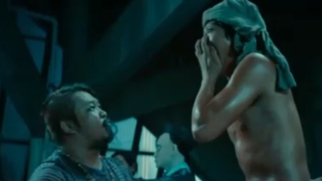 伊万诺夫与莫非里搏斗 莫非里吓得装成了蜡像