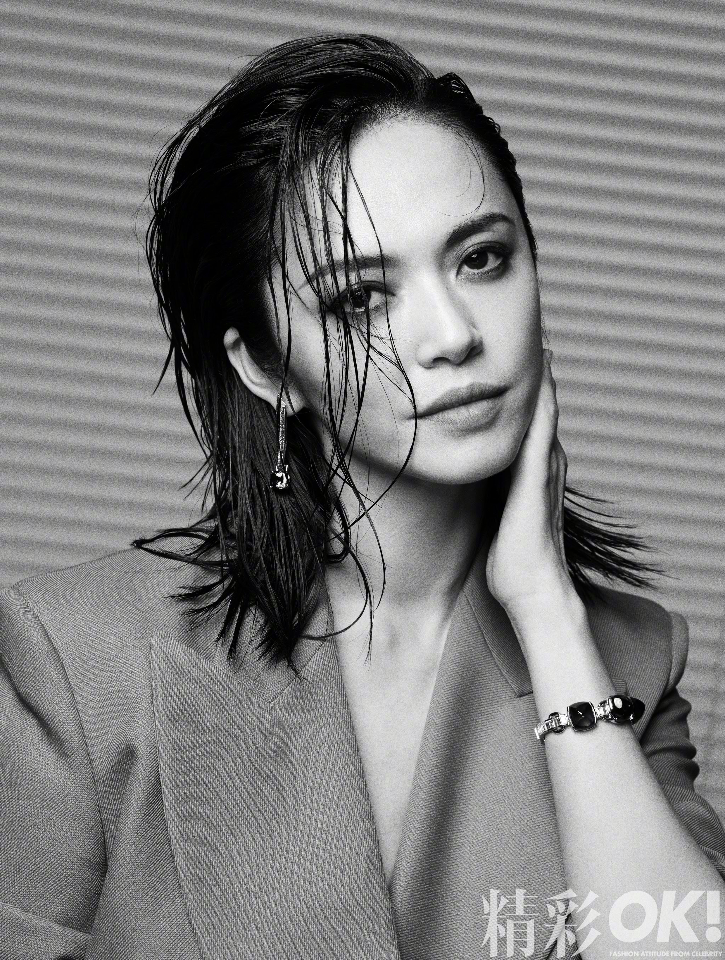 女星湿发烟熏妆气场全开