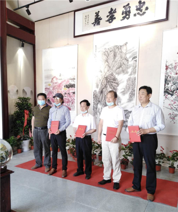 开幕式特聘请中国一级书法大师吴象甫先生,国家一级画家程敬生,湖北省