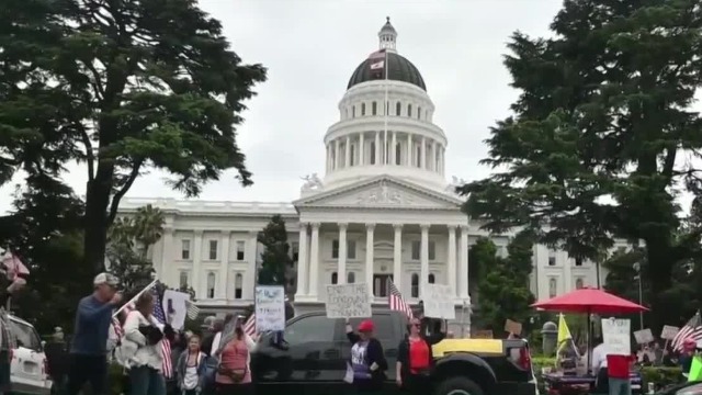 美国加州居民举行抗议居家令活动 极端团体混入其中
