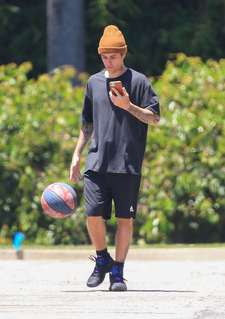 网瘾少年比伯打篮球不忘玩手机投篮姿势娴熟帅气