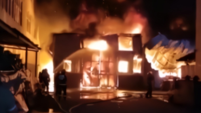 莆田一鞋厂仓库突发大火，三个消防站警力到场