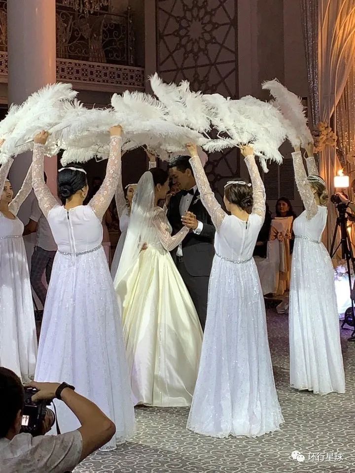 跳舞跳舞跳舞这个国家的婚礼究竟有多热情