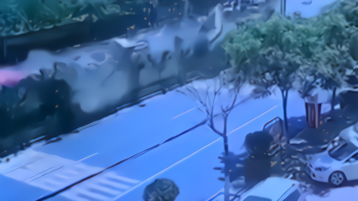 兰州车祸监控曝光：8车连撞，2人死亡