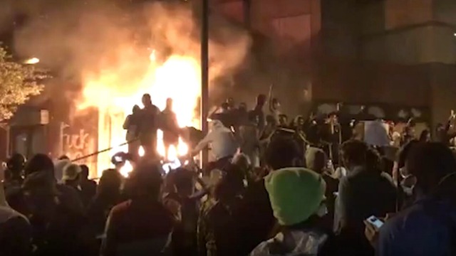 美国暴力抗议者火烧明州警察局 民众群情激奋