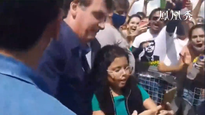 巴西总统出现在反封城集会 摘掉口罩与女孩拥抱合影