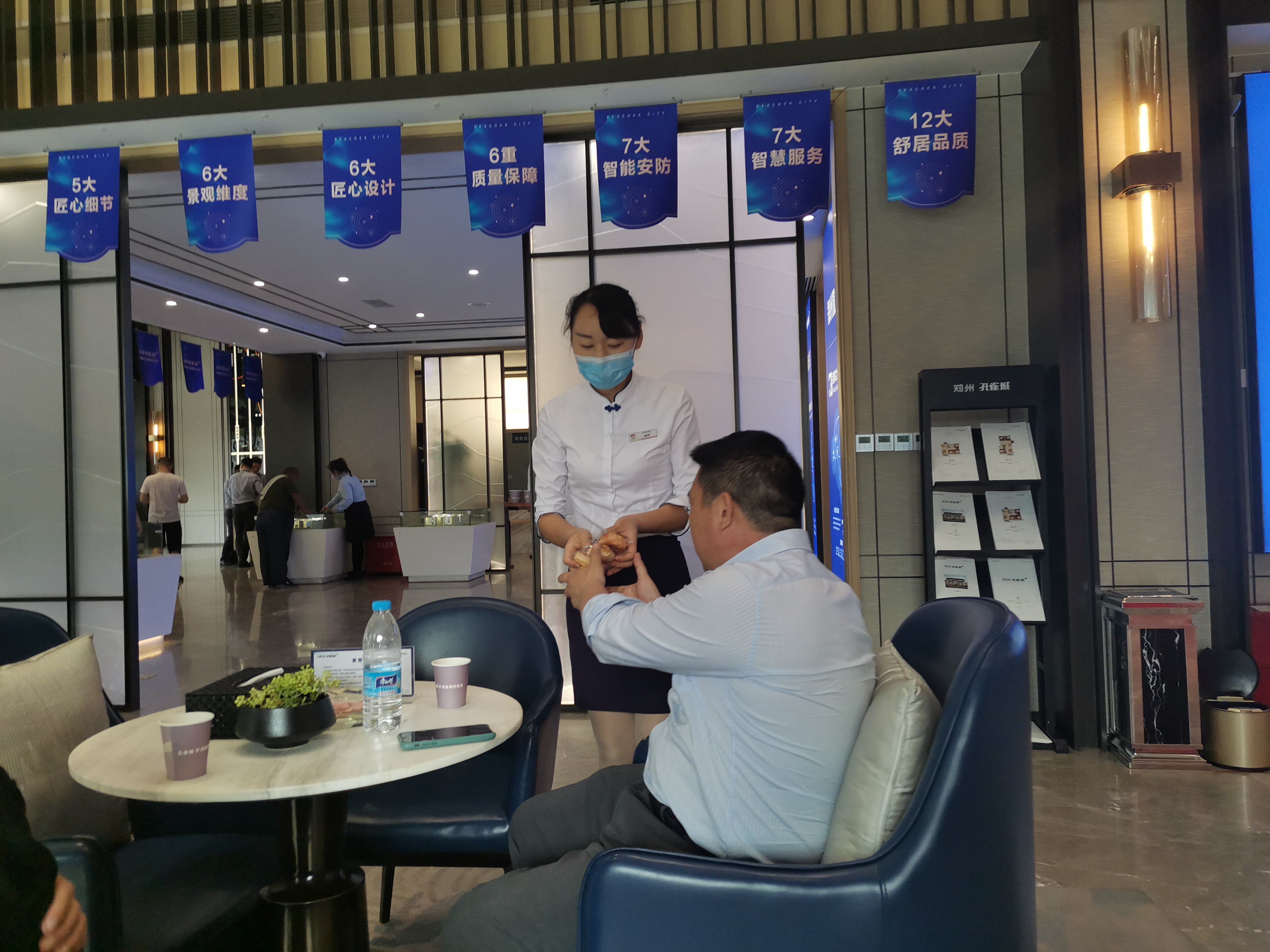 充电宝租借机,无须担心手机电量不足,而错过重要房源和客户信息的苦恼