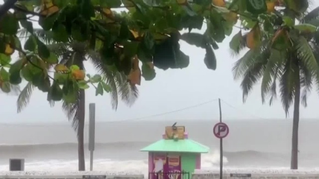 印度西海岸遭强热带风暴吹袭 超十万民众紧急撤离