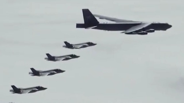 实拍：美军4架B-52轰炸机飞赴俄罗斯附近秀肌肉