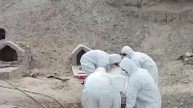 秘鲁新冠肺炎死亡病例超4千 殡葬人员穿防护衣为死者下葬
