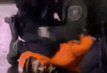 美国警察用膝盖压住示威者脖子 被同事一把将腿拉开